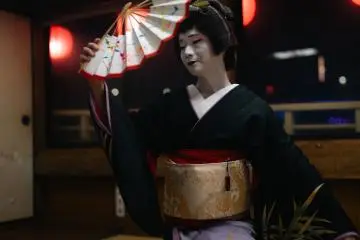 Eitaro dancing with a fan decorated with the dodo zome technique (Photo: Merci)
