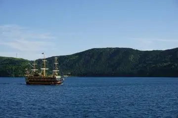 Hakone Boat Trip (Photo: <a href="https://pixabay.com/photos/hakone-pirate-boat-japan-lake-boat-3407458/" target="_blank" rel="noreferrer noopener nofollow">Weerts</a> / <a href="https://pixabay.com/service/license/" target="_blank" rel="noreferrer noopener nofollow">Pixabay</a>)