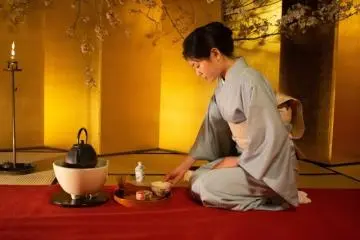 Japanese Tea Ceremony in Kyoto (Photo: <a href="https://unsplash.com/photos/woman-siting-inside-room-lscGvpiDBLA" target="_blank" rel="noreferrer noopener nofollow">Romeo A</a> / Unsplash)