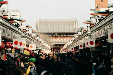 Streets of Asakusa (Photo: <a href="https://unsplash.com/fr/photos/personnes-qui-se-rassemblent-pendant-la-journee-D_rJe2ZkuPo" target="_blank" rel="noreferrer noopener nofollow">Bryan Pulgar</a> / Unsplash)