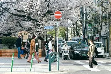 People crossing the street in Kyoto (Photo: Amy Tran / Unsplash)