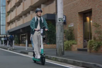 Kazunari Ninomiya traveling by LUUP e-scooter (Photo: LUUP)