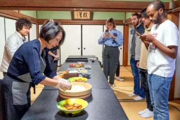 Cooking class with Kakurinbo's proprietress (Photo: Kakurinbo)