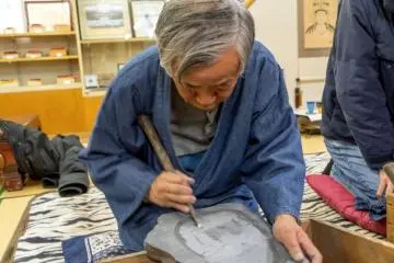 Amehata inkstone making with an artisan (Photo: Kakurinbo)