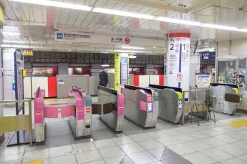 Photo:  Ticket gate for Tokyo Medical and Dental University at Tokyo Metro Ochanomizu Station – <a href="https://commons.wikimedia.org/wiki/File:Tokyo-Metro_Ochanomizu-STA_Tokyo-Medical-and-Dental-Univ-District-Gate.jpg" target="_blank" rel="noreferrer noopener nofollow">MaedaAkihiko</a> / <a href="https://creativecommons.org/licenses/by-sa/4.0/deed.en" target="_blank" rel="noreferrer noopener nofollow">CC BY-SA 4.0</a>