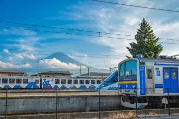 Shizuoka Commuter Train overlooking Mt. Fuji (Photo: <a href="https://www.pexels.com/photo/blue-sky-over-mount-fuji-6504521/" target="_blank" rel="noreferrer noopener nofollow">Harry Shum</a> / Pexels)