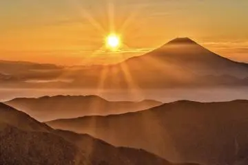 Mt. Fuji with the rising sun (Photo: <a href="https://pixabay.com/photos/mount-fuji-japan-volcano-mountain-2297961/" target="_blank" rel="noreferrer noopener nofollow">Kanenori</a> / <a href="https://pixabay.com/service/license/" target="_blank" rel="noreferrer noopener nofollow">Pixabay</a>)