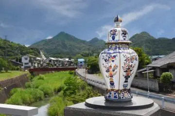 Porcelain vase with Arita in the background (Photo: kozaru / Shutterstock.com)