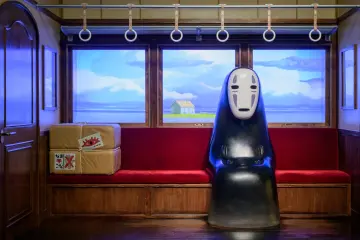 No Face riding the train from the bathhouse (Photo: Chunichi Shimbun Co., Ltd. / PR Times)
