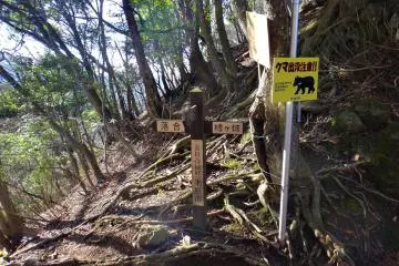 Photo: <a href="https://commons.wikimedia.org/wiki/File:%E6%B1%97%E6%8B%AD%E3%81%8D%E5%B3%A0%EF%BC%88%E9%9C%8A%E4%BB%99%E5%B1%B1%EF%BC%89.jpg" target="_blank" rel="noreferrer noopener nofollow">Koda6029</a> / <a href="https://creativecommons.org/licenses/by-sa/4.0/deed.en" target="_blank" rel="noreferrer noopener nofollow">CC BY-SA 4.0</a>