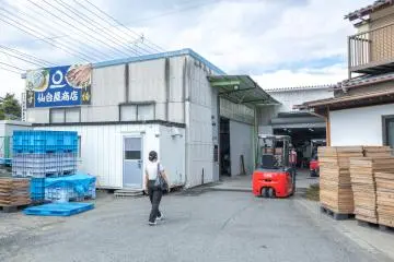 Entrance to Maruichi Sendaiya Shoten’s seafood facility (Photo: Fabien Recoquille)