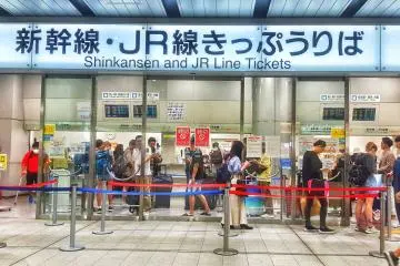 People getting tickets for the bullet train (Photo: Cindhyade / Shutterstock.com)