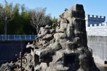 Monkey Mountain at Ichikawa City Zoo (Photo: ike-yama / Shutterstock.com)