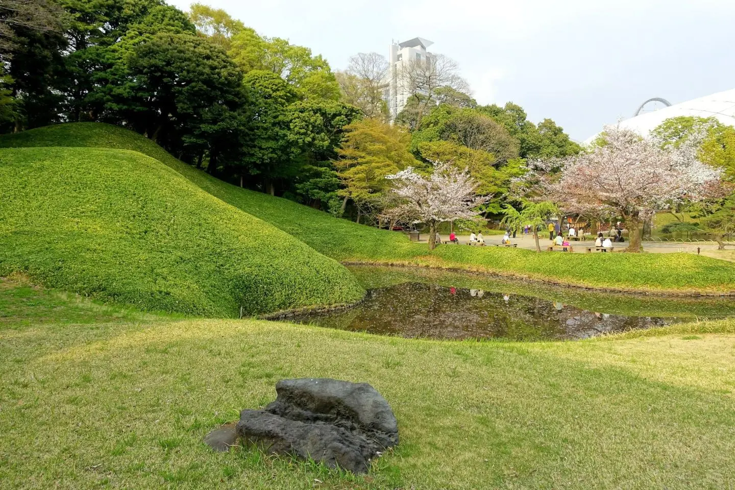 Photo:  Koishikawa Korakuen offers a moment of calm within the urban area – Daderot / Public Domain
