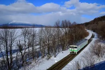 A train passing through winter in Hokkaido (Photo: TimeDepot.Twn / Shutterstock.com)