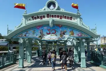Photo: <a href="https://commons.wikimedia.org/wiki/File:Tokyo_Disneyland_Entrance_%289407118539%29.jpg" target="_blank" rel="noreferrer noopener nofollow">Rob Young</a> / <a href="https://creativecommons.org/licenses/by/2.0/" target="_blank" rel="noreferrer noopener nofollow">CC BY 2.0</a>