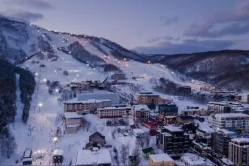 Niseko at twilight (Photo: cjmac / Shutterstock.com)