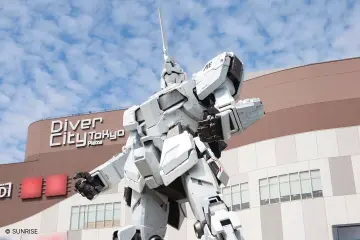 DiverCity Tokyo Plaza’s life-sized UNICORN GUNDAM Statue © SUNRISE