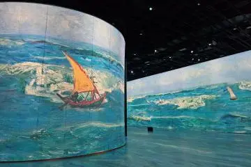 RÊVE DES LUMIÈRES’ Main Hall transformed into "The Sea at Les Saintes-Maries-de-la-Mer"