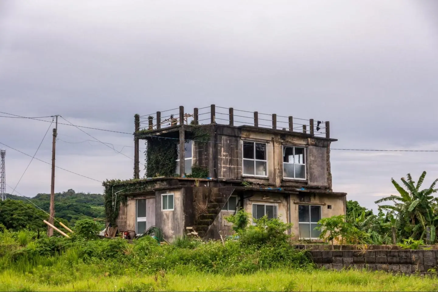 Photo:  An abandoned home in Japan – JinFujiwara / Shutterstock.com
