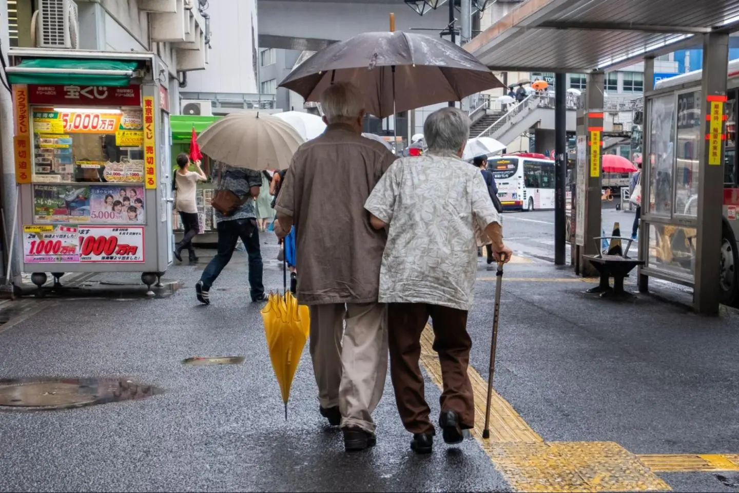 Photo:  An elderly couple walking through Japan – MAHATHIR MOHD YASIN / Shutterstock.com