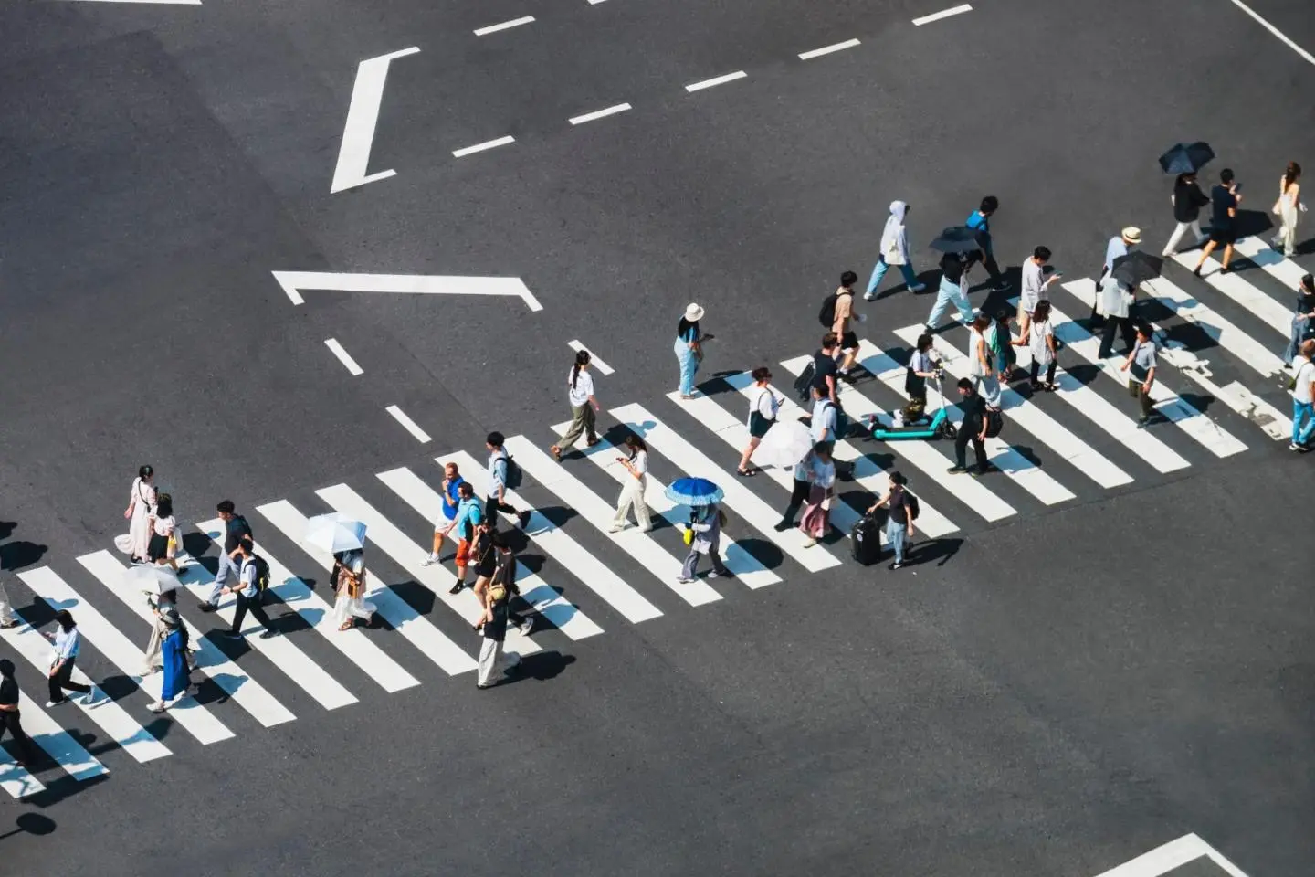 Photo:  People crossing the road in Japan – VTT Studio / Shutterstock.com