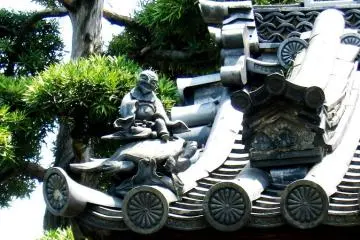 Shoki and other roof statues are part of Kyoto's historical and cultural heritage. (Photo: <a href="http://www.flickr.com/photos/76614238@N00/2616365762/in/photolist-4Zcyow-55Gj6B-7by9eW-9BVFe2-7Pc9fx" target="_blank" rel="noreferrer noopener nofollow">Jennifer Feuchter</a>)