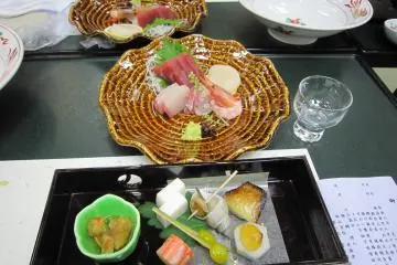 Appetizer & Sashimi of Crab Shabu Shabu course (Photo: 坂本貴子)