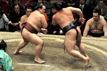 Tochinowaka and Kisenosato charge at each other (Photo: <a href="http://therovingroninreport.blogspot.com/2012/01/some-photos-from-day-13-of-january-2012.html" target="_blank" rel="noreferrer noopener nofollow">Roving Ronin Report</a>)