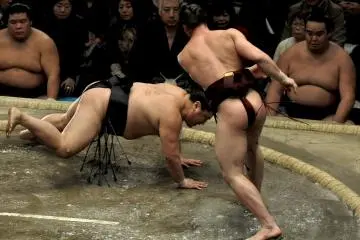 Takanoyama wins against Yoshikaze (Photo: <a href="http://therovingroninreport.blogspot.com/2012/01/some-photos-from-day-13-of-january-2012.html" target="_blank" rel="noreferrer noopener nofollow">Roving Ronin Report</a>)