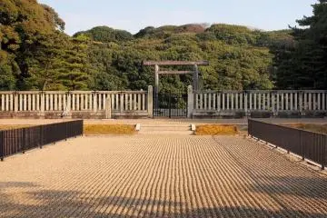 The gates to the Tumulus of Emperor Nintoku at Mozu Daisenryo Kofun tomb. &nbsp; (Photo: <a href="https://www.flickr.com/photos/14016143@N06/6547916643/" target="_blank" rel="noreferrer noopener nofollow">Chris Juden</a> / <a href="https://creativecommons.org/licenses/by-nc-sa/2.0/" target="_blank" rel="noreferrer noopener nofollow">CC BY-NC-SA 2.0</a>)