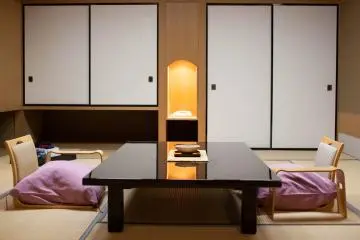 Table in the living area of my room (Photo: <a href="https://en.japantravel.com/profile/ben-beechey/434" target="_blank" rel="noreferrer noopener nofollow">Ben Beech</a> / JT)