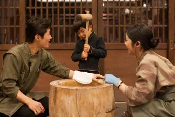 'Mochi Tsuki' rice cake making event. They had different sized mallets for adults and children! (Photo: <a href="https://en.japantravel.com/profile/ben-beechey/434" target="_blank" rel="noreferrer noopener nofollow">Ben Beech</a> / JT)
