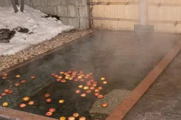 The onsen in the evening, with apples floating in the water that gave off a beautiful scent. (Photo: <a href="https://en.japantravel.com/profile/ben-beechey/434" target="_blank" rel="noreferrer noopener nofollow">Ben Beech</a> / JT)