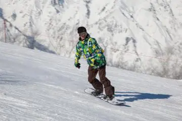 ... and snowboarding are available! (Photo: <a href="https://en.japantravel.com/profile/ben-beechey/434" target="_blank" rel="noreferrer noopener nofollow">Ben Beech</a> / JT)