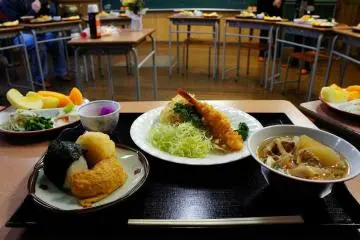 Deluxe school lunch at the Showa-era schoolhouse (Photo: Miwako Tomura)
