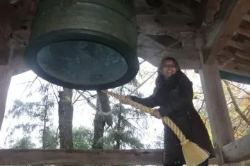 Vero rings the bell at Shingu Kumano Shrine (Photo: Mario Alfredo Jiménez Jiménez)