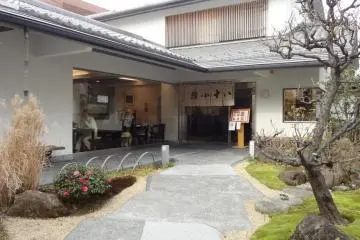  Kamakura’s Hato-koji Tearoom