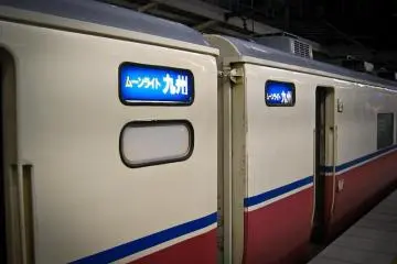 Moonlight Kyushu Carriages with signs in Japanese (Photo: <a href="http://www.flickr.com/photos/lejaponetmoi/6879728298/" target="_blank" rel="noreferrer noopener nofollow">FLQ Amano </a> / <a href="https://creativecommons.org/licenses/by-sa/2.0/" target="_blank" rel="noreferrer noopener nofollow">CC BY-SA 2.0</a>)