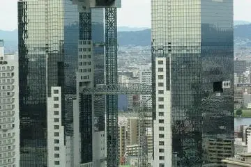 Umeda Sky Building standing tall in the center of Osaka. (Photo:  Umeda Sky Building, Osaka – <a href="https://www.flickr.com/photos/23774191@N03/2894954812/" target="_blank" rel="noreferrer noopener nofollow">Rich Misner</a> / <a href="https://creativecommons.org/licenses/by-nd/2.0/" target="_blank" rel="noreferrer noopener nofollow">CC BY-ND 2.0</a>)