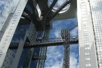 The top of is designed to look like a bowl with two chopsticks in it, the 'chopsticks' are actually glass-enclosed escalators that lead to the observation levels (Photo:  Umeda Sky Building – <a href="https://www.flickr.com/photos/23774191@N03/2916418194" target="_blank" rel="noreferrer noopener nofollow">Rich Misner</a> / <a href="https://creativecommons.org/licenses/by-nd/2.0/" target="_blank" rel="noreferrer noopener nofollow">CC BY-ND 2.0</a>)