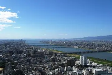 View of Okawa river from the top on a clear day. (Photo:  Osaka Canal – <a href="https://www.flickr.com/photos/23774191@N03/2915573363/" target="_blank" rel="noreferrer noopener nofollow">Rich Misner</a> / <a href="https://creativecommons.org/licenses/by-nd/2.0/" target="_blank" rel="noreferrer noopener nofollow">CC BY-ND 2.0</a>)
