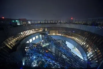 At the observation deck (Photo:  Umeda Sky Building, Osaka – <a href="https://www.flickr.com/photos/caseyyee/4278142733/in/photostream/" target="_blank" rel="noreferrer noopener nofollow">Casey Yee</a> / <a href="https://creativecommons.org/licenses/by-sa/2.0/" target="_blank" rel="noreferrer noopener nofollow">CC BY-SA 2.0</a>)