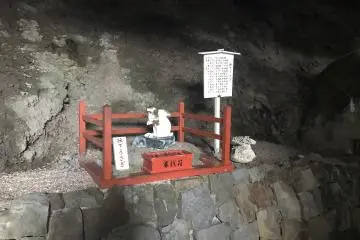 Nade-Usagi Patting Rabbit Statue