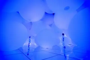 Free Floating Spheres of Light