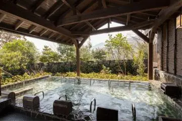 Lake Sagami Onsen Ururi
